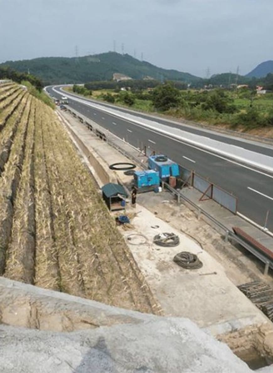 Gia cố mái đào khu vực cột điện 110–220 kV – cao tốc Hạ Long – Vân Đồn